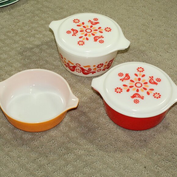 Pyrex Vintage Friendship 471 / 472 / 473  Casserole w 2 White Patterned Lids - Picture 1 of 15
